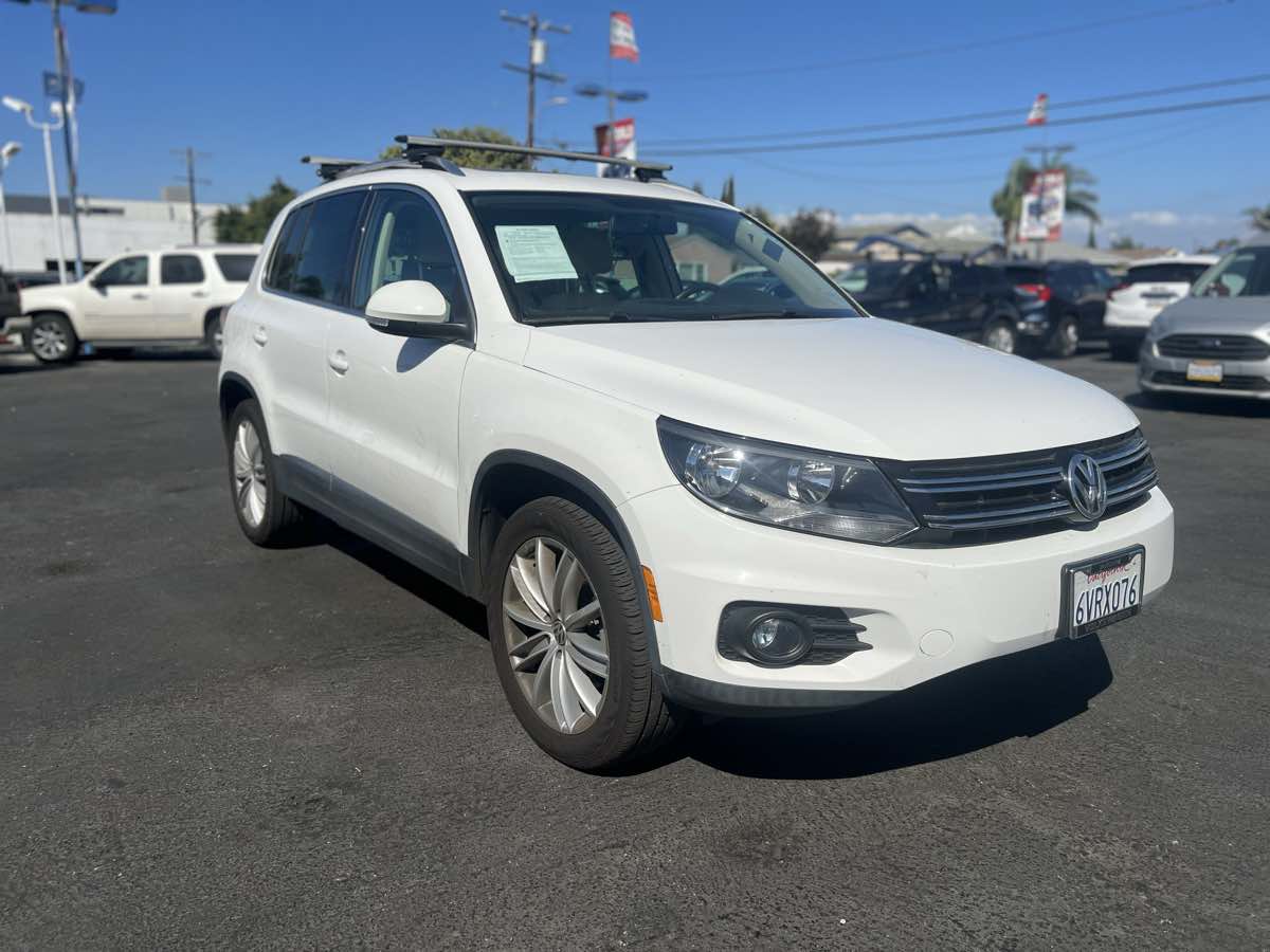 2012 Volkswagen Tiguan SE w/Sunroof & Nav