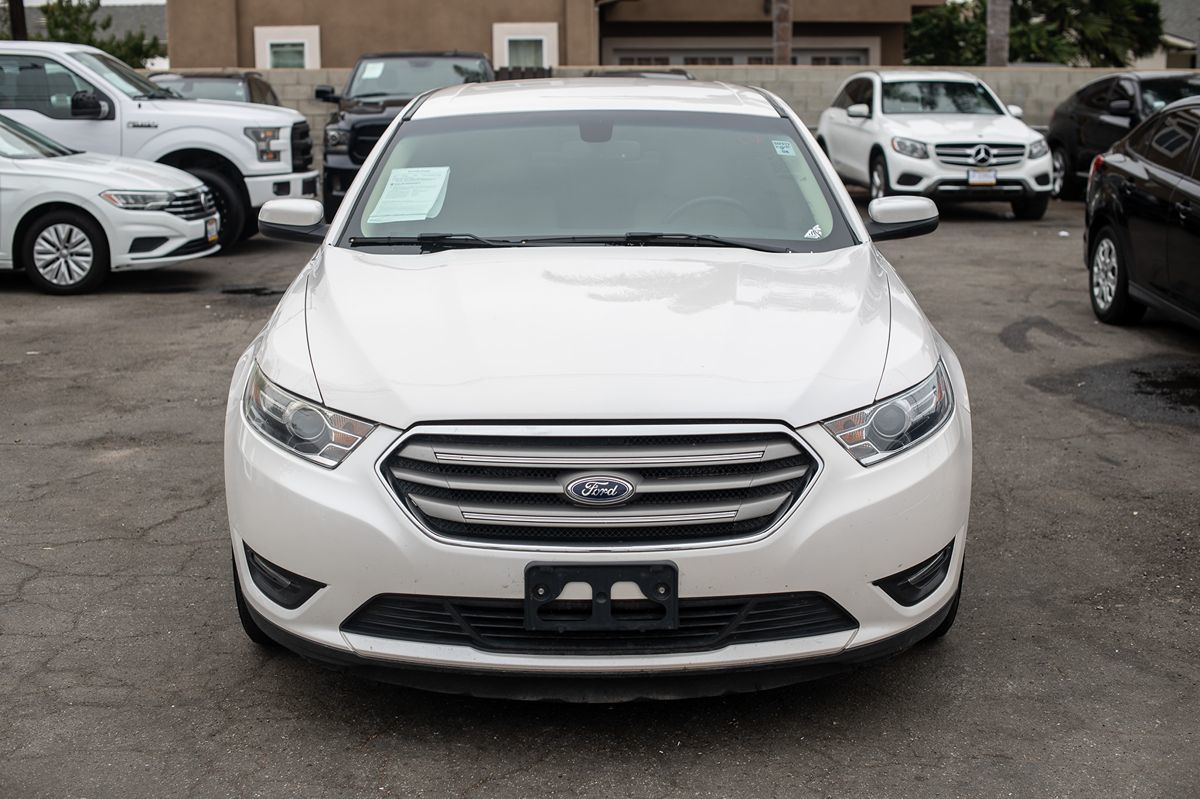 2018 Ford Taurus SEL photo 2