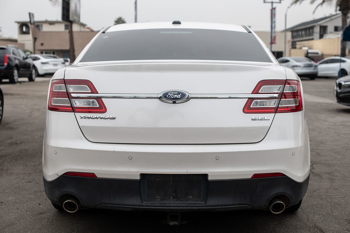 2018 Ford Taurus SEL photo 4