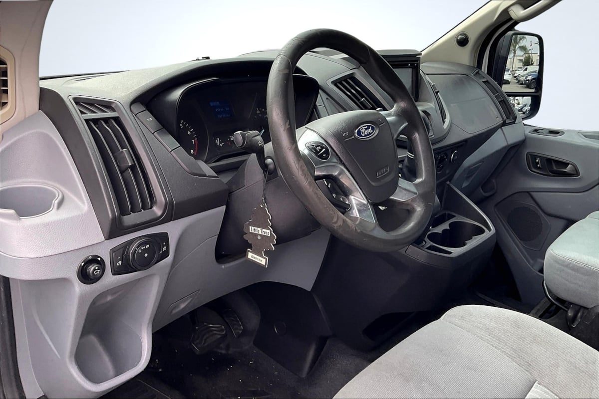 Ford Transit photo 14