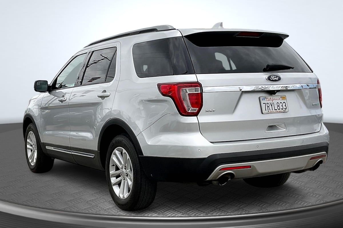 2016 Ford Explorer XLT photo 2