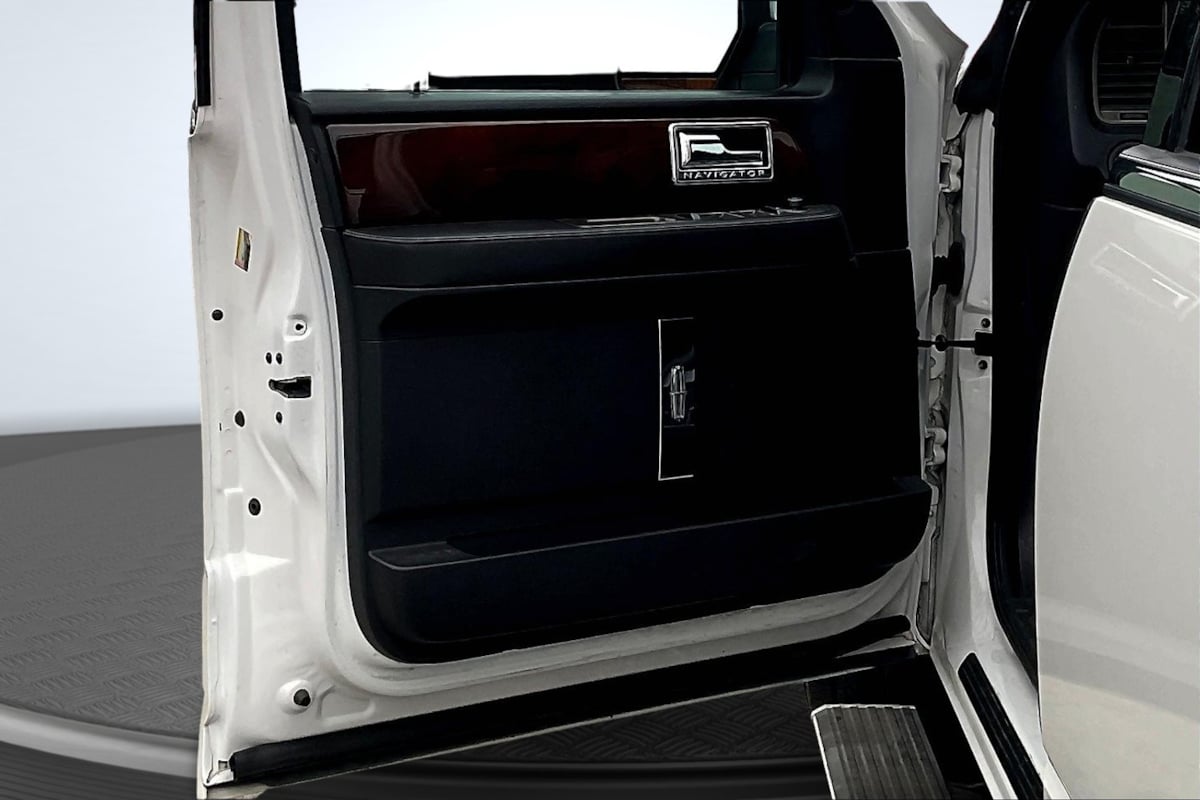 2014 Lincoln Navigator photo 22