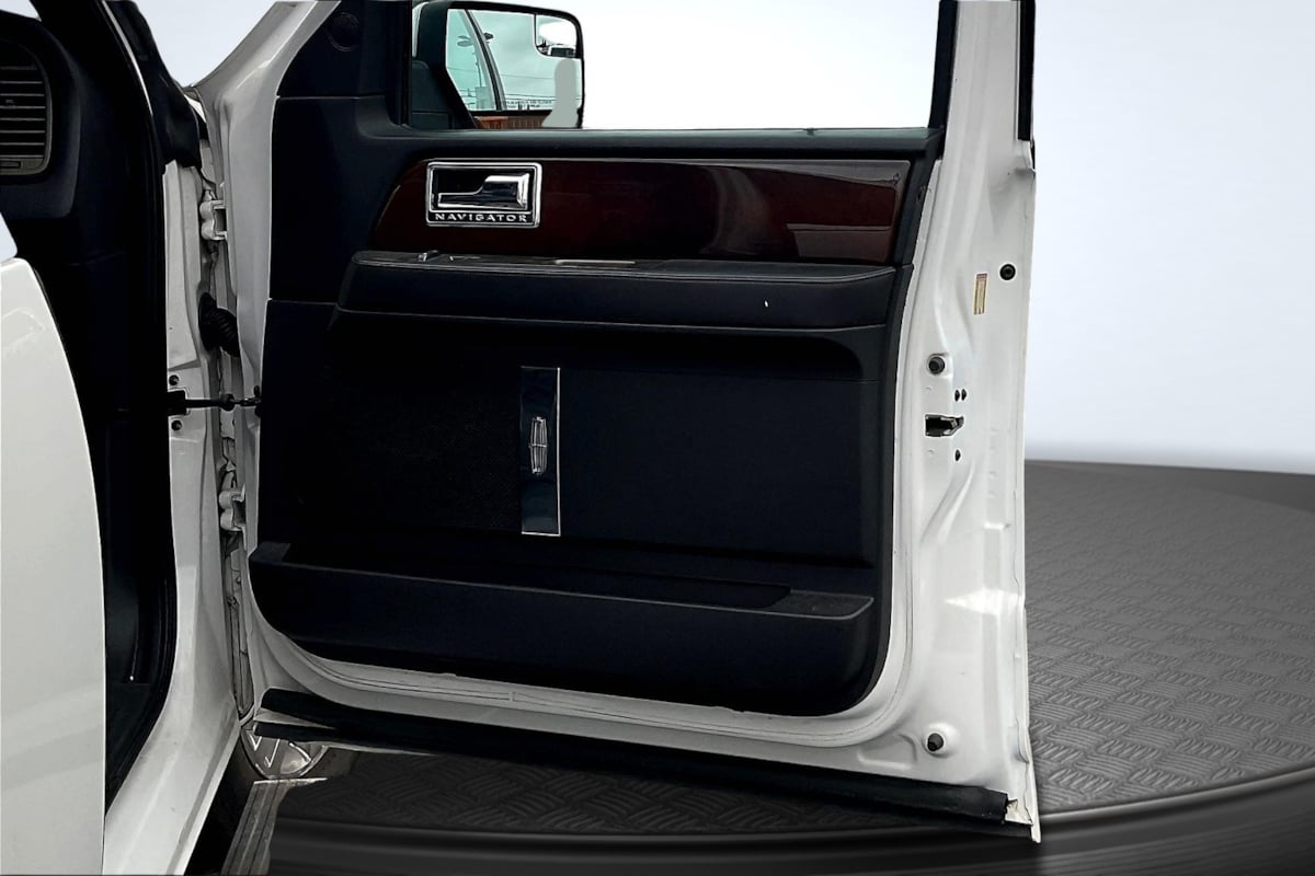 2014 Lincoln Navigator photo 23