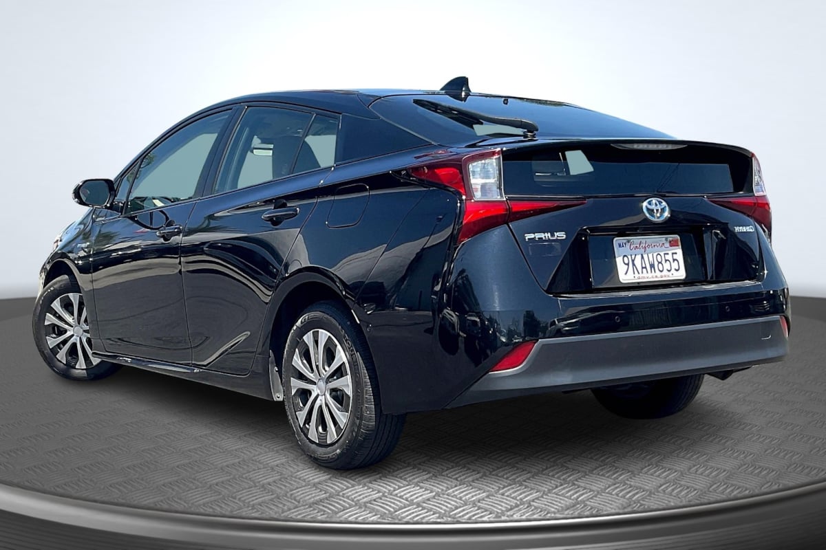 2020 Toyota Prius L Eco photo 2