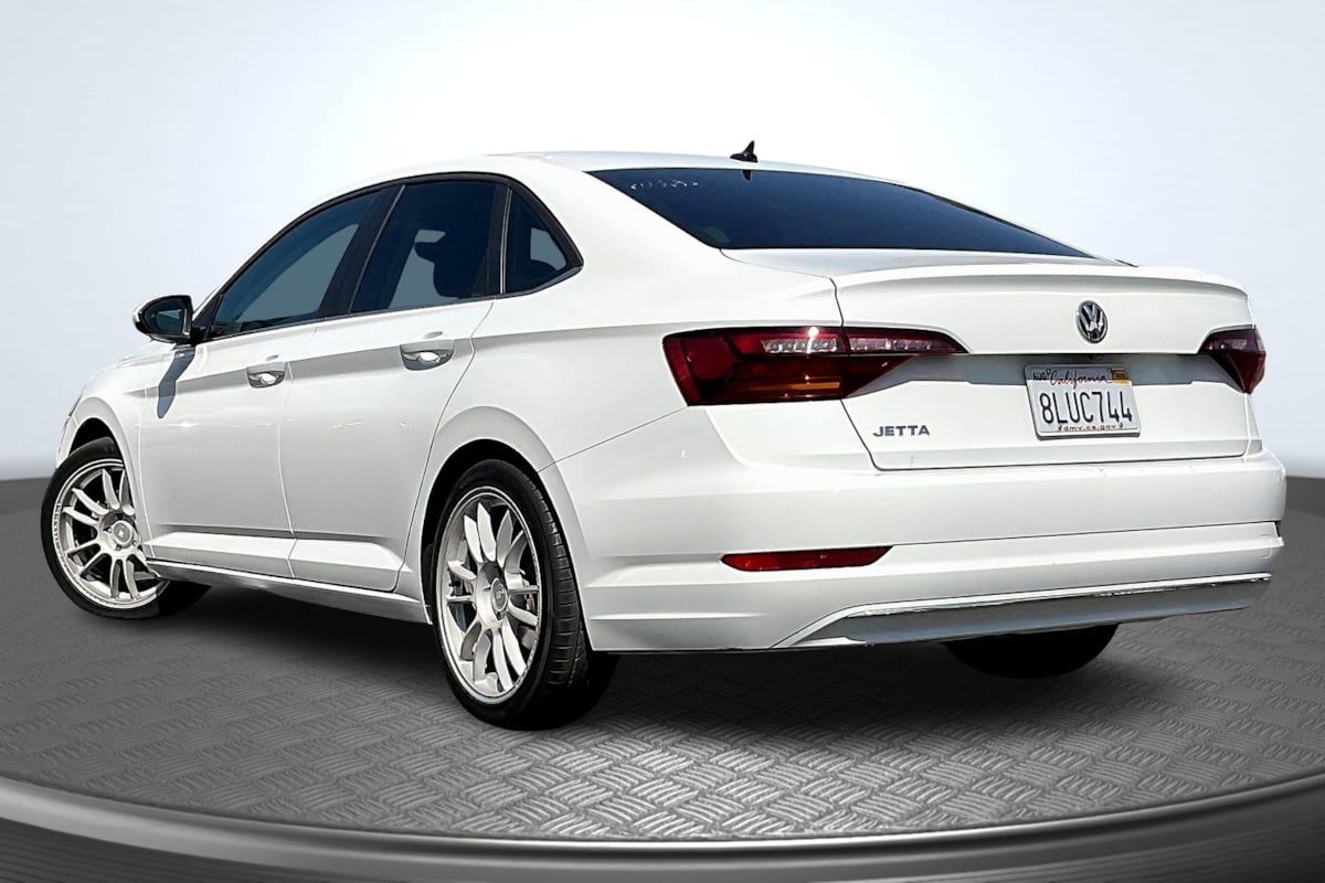 2019 Volkswagen Jetta SE R-Line photo 2