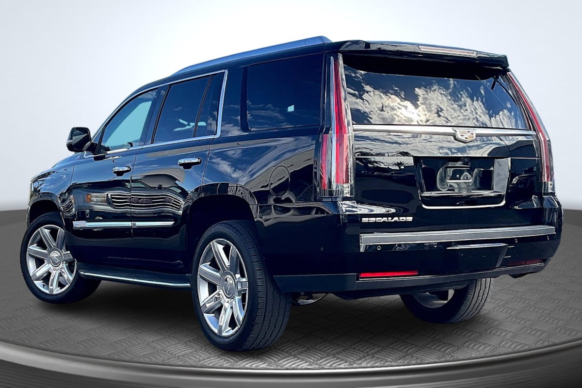 2018 Cadillac Escalade Luxury photo 2