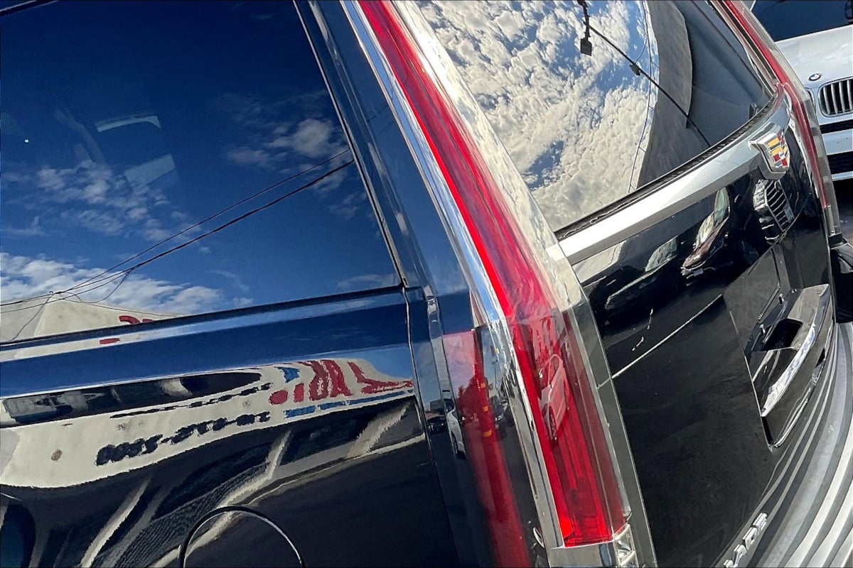 2018 Cadillac Escalade Luxury photo 31