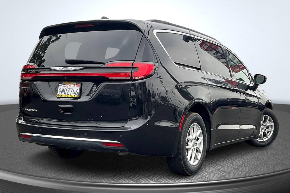 Chrysler Pacifica photo 13