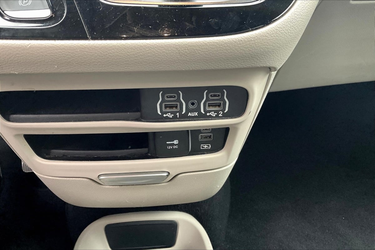 Chrysler Pacifica photo 32