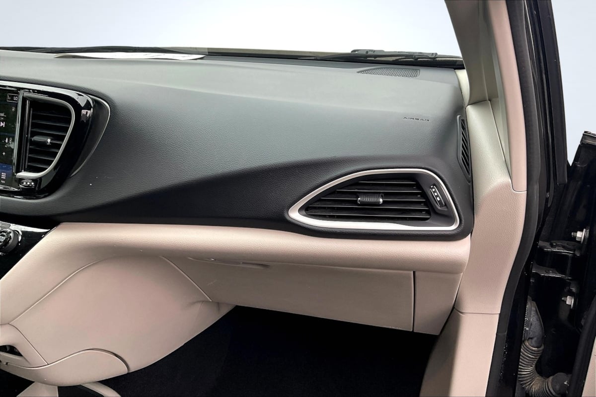 Chrysler Pacifica photo 17