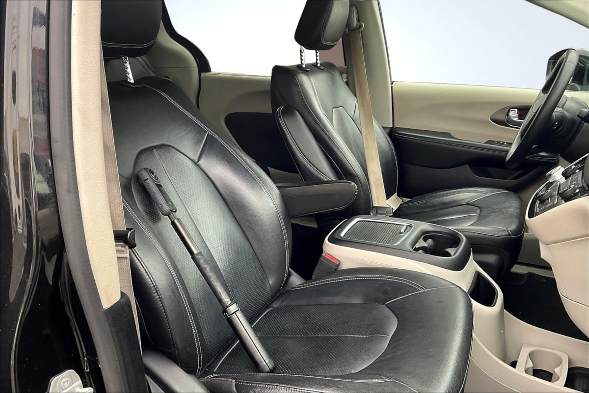 Chrysler Pacifica photo 7