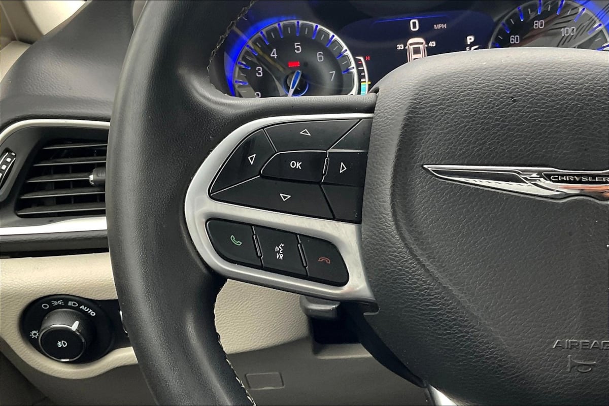 Chrysler Pacifica photo 18