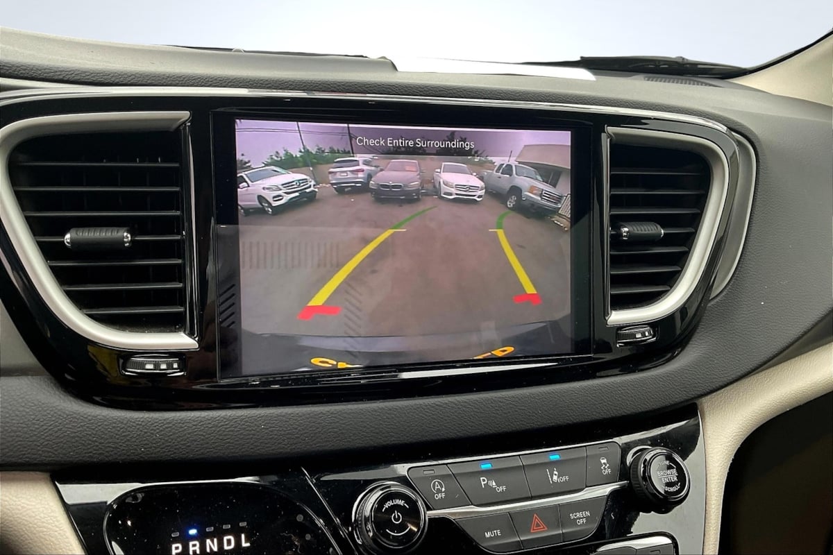 Chrysler Pacifica photo 21