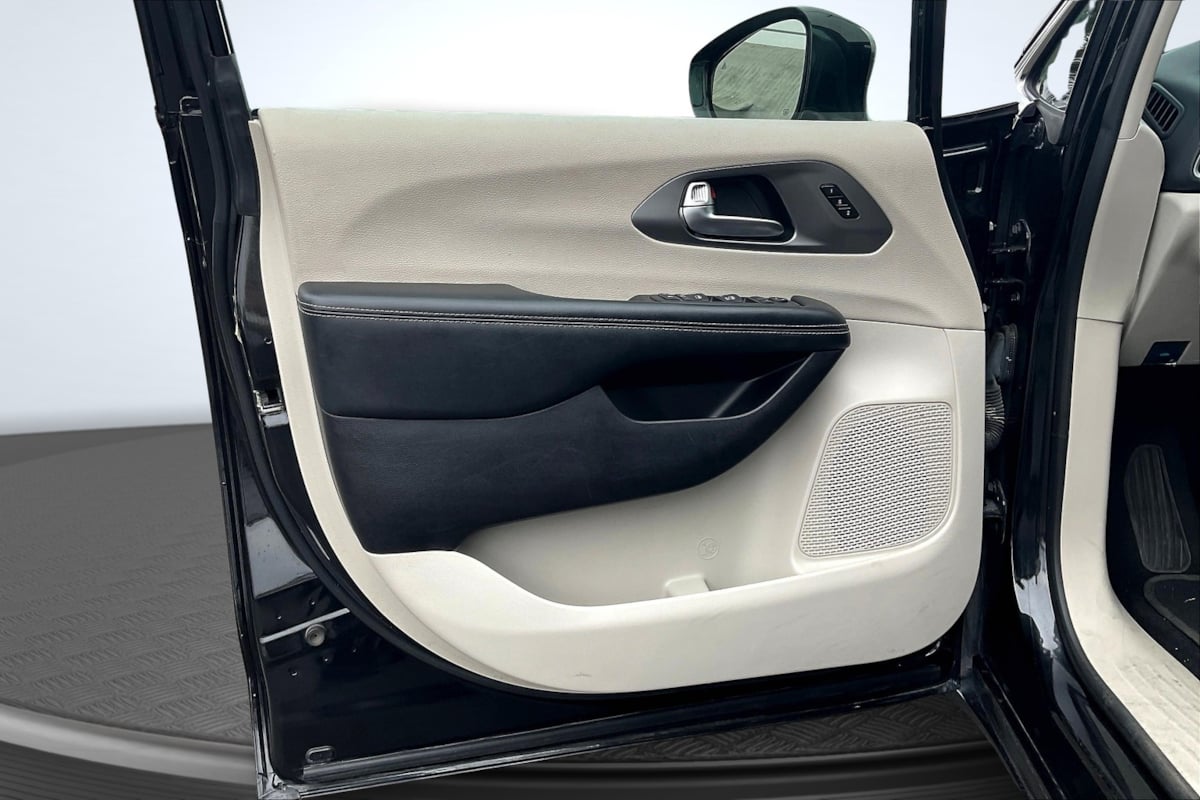 Chrysler Pacifica photo 23