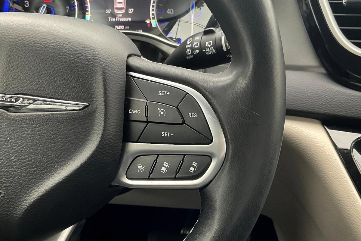 Chrysler Pacifica photo 19