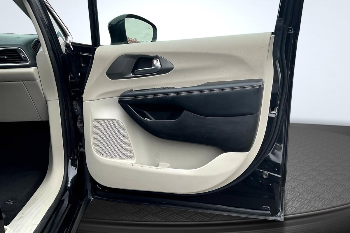 Chrysler Pacifica photo 24