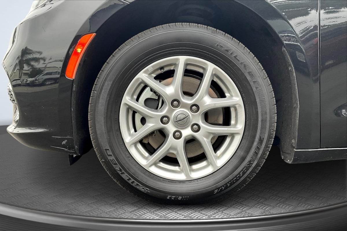 Chrysler Pacifica photo 9