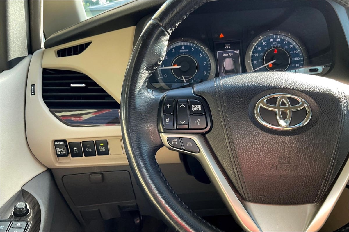 Toyota Sienna photo 18