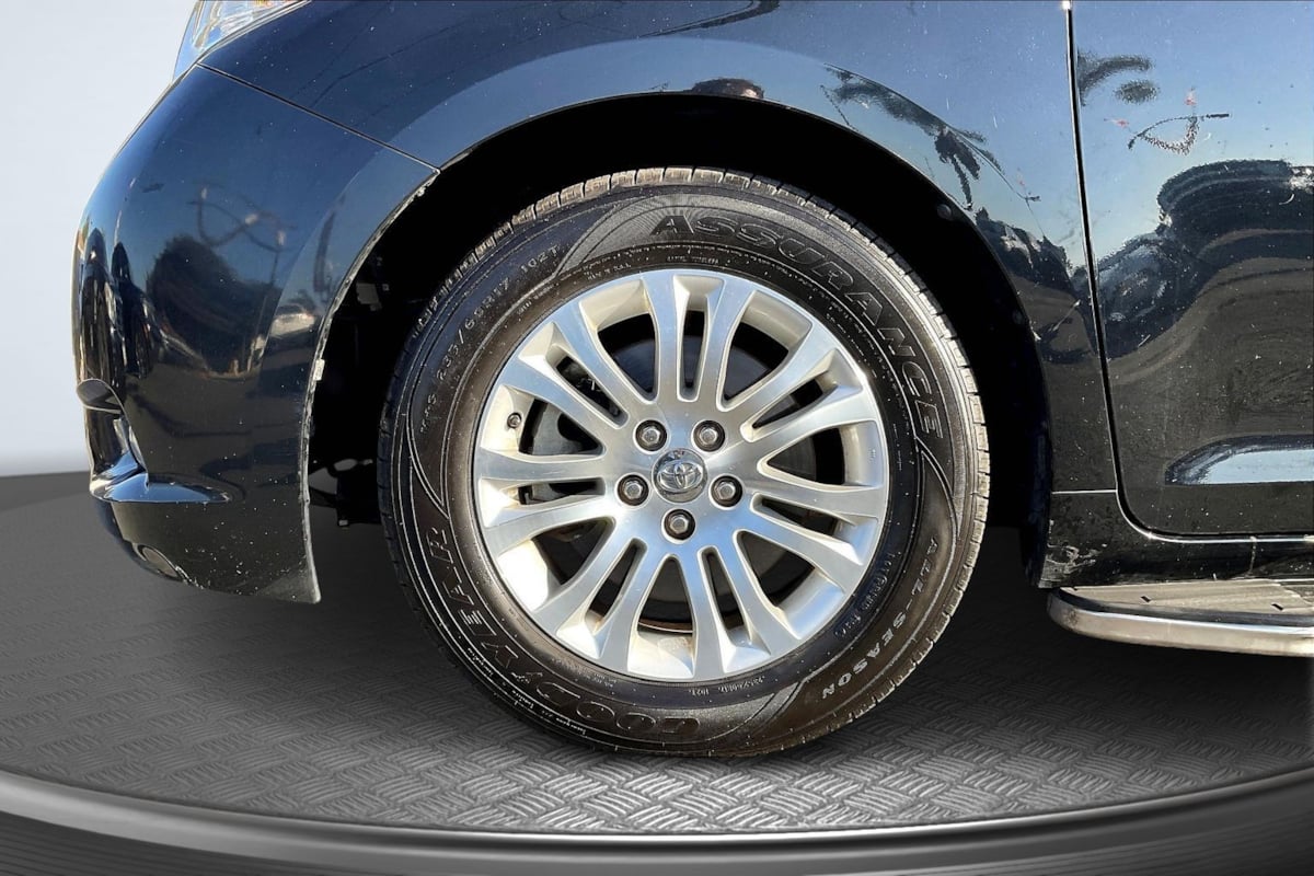 Toyota Sienna photo 9