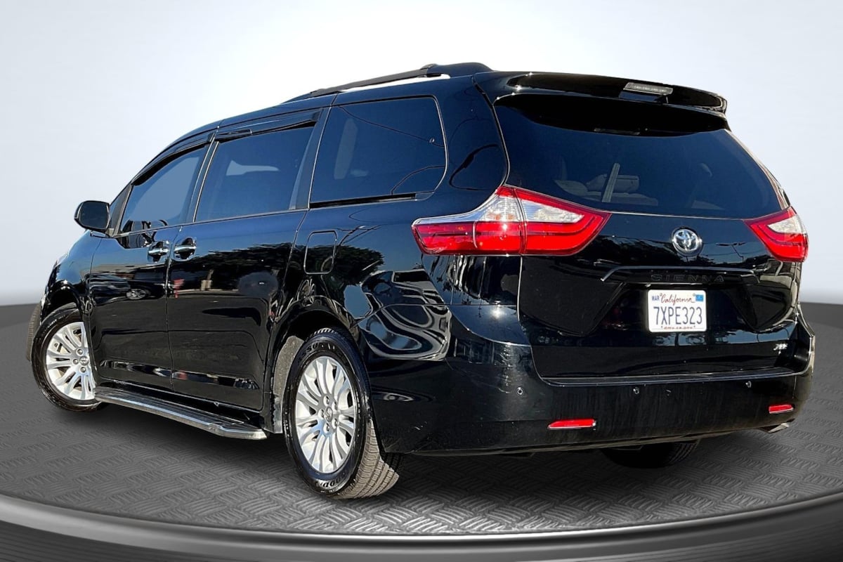 Toyota Sienna photo 2