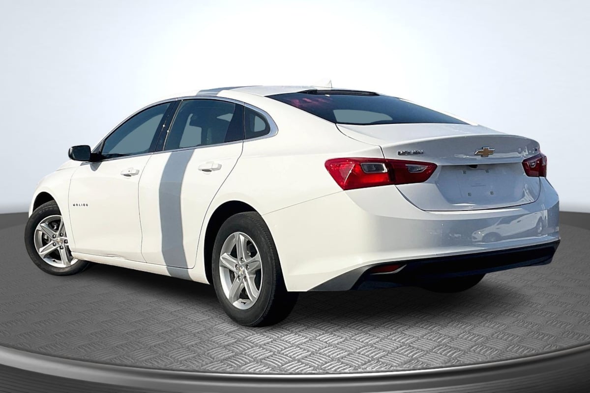 2023 Chevrolet Malibu 1LT photo 2