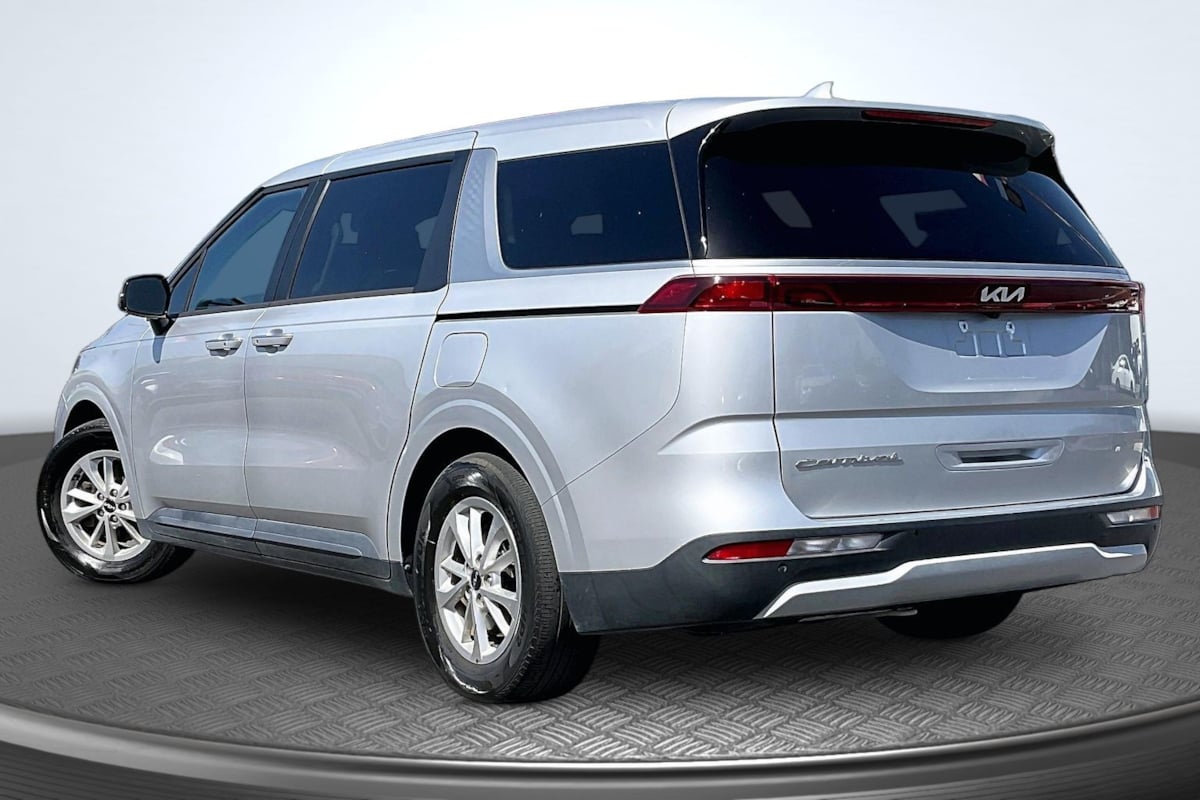 Kia Carnival photo 2