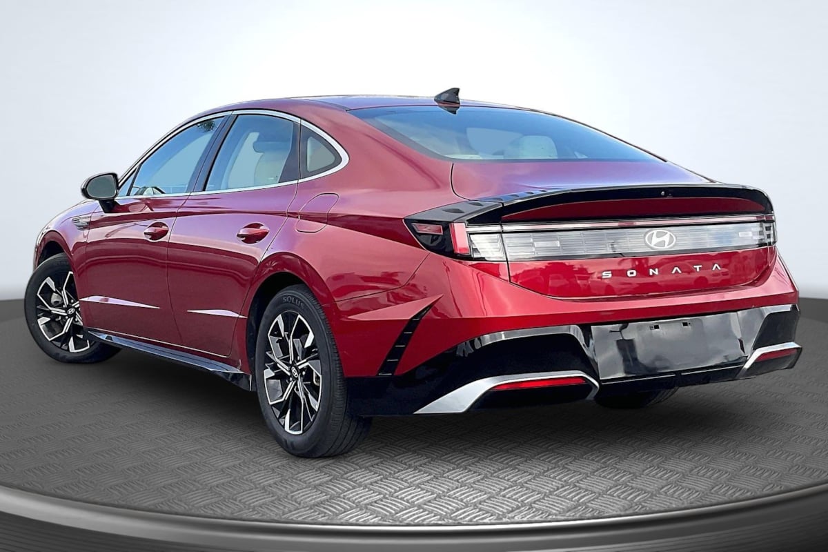 Hyundai Sonata photo 2