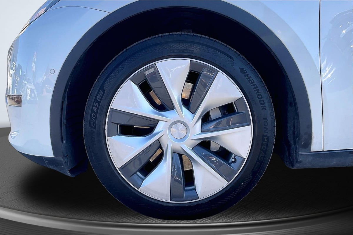 Tesla Model Y photo 9