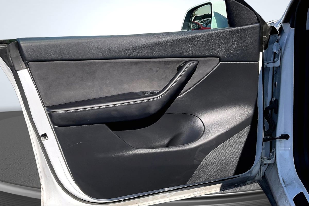 Tesla Model Y photo 23