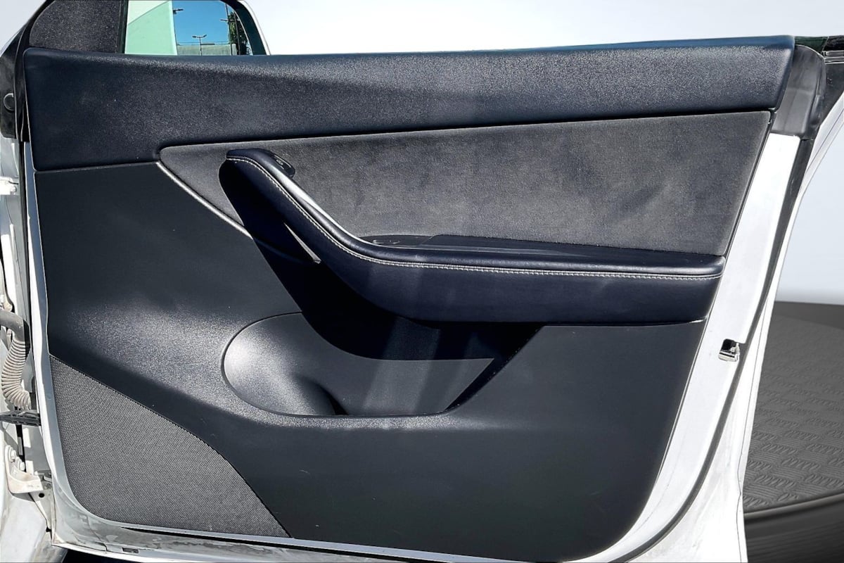 Tesla Model Y photo 24