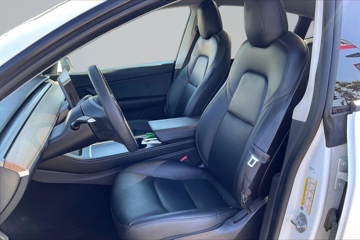 Tesla Model Y photo 25