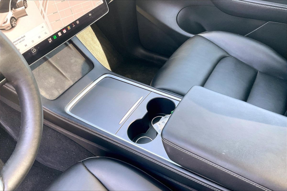Tesla Model Y photo 15