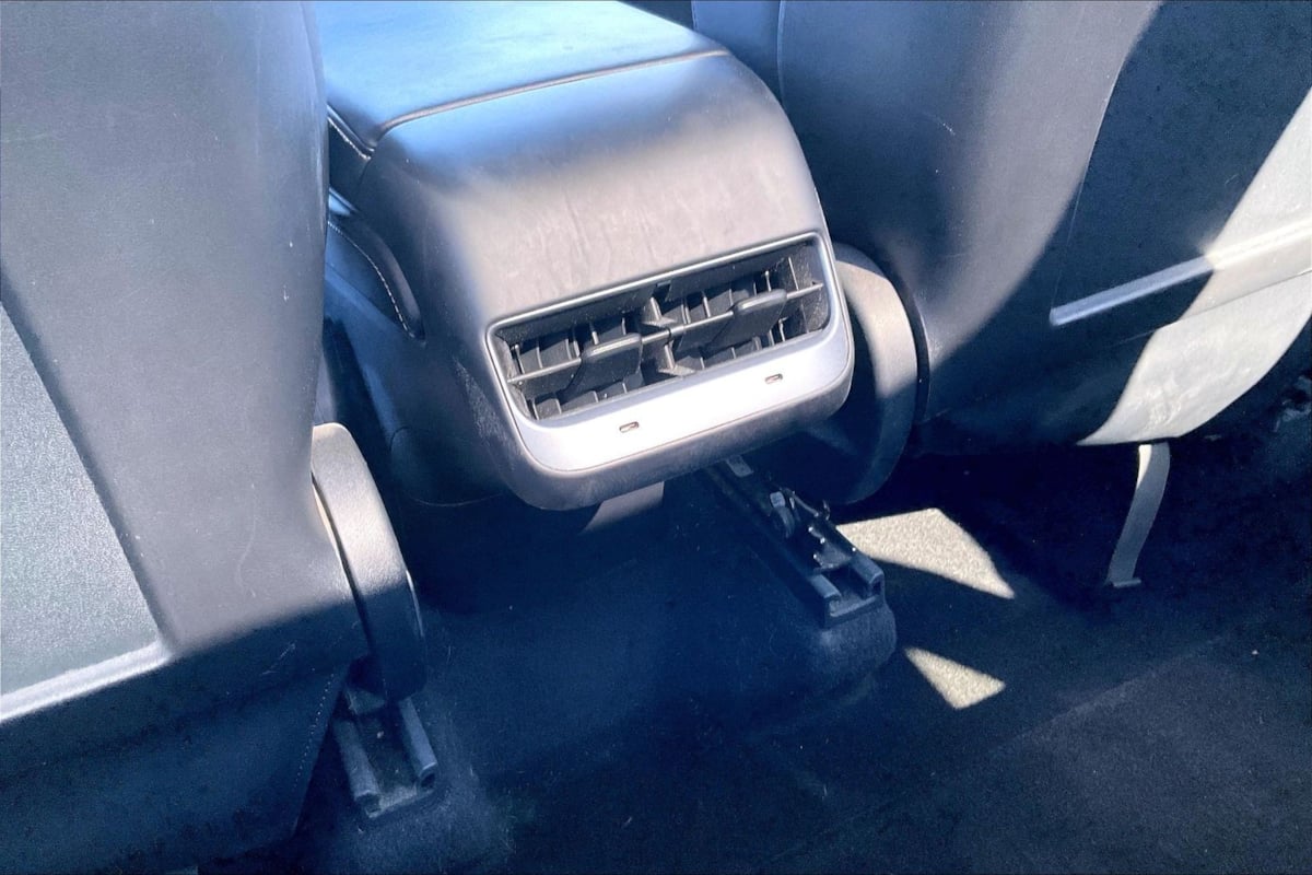 Tesla Model Y photo 31
