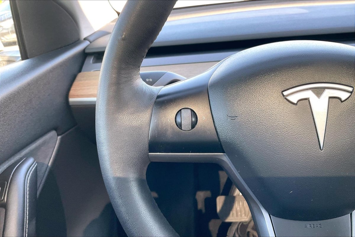 Tesla Model Y photo 18
