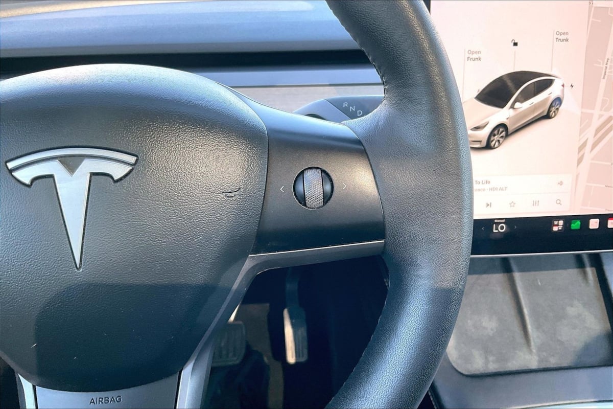 Tesla Model Y photo 19