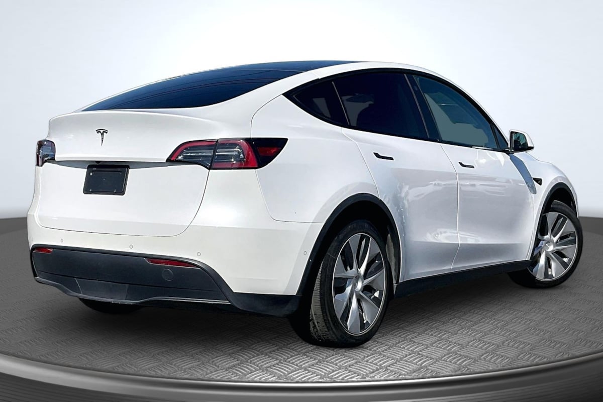 Tesla Model Y photo 13