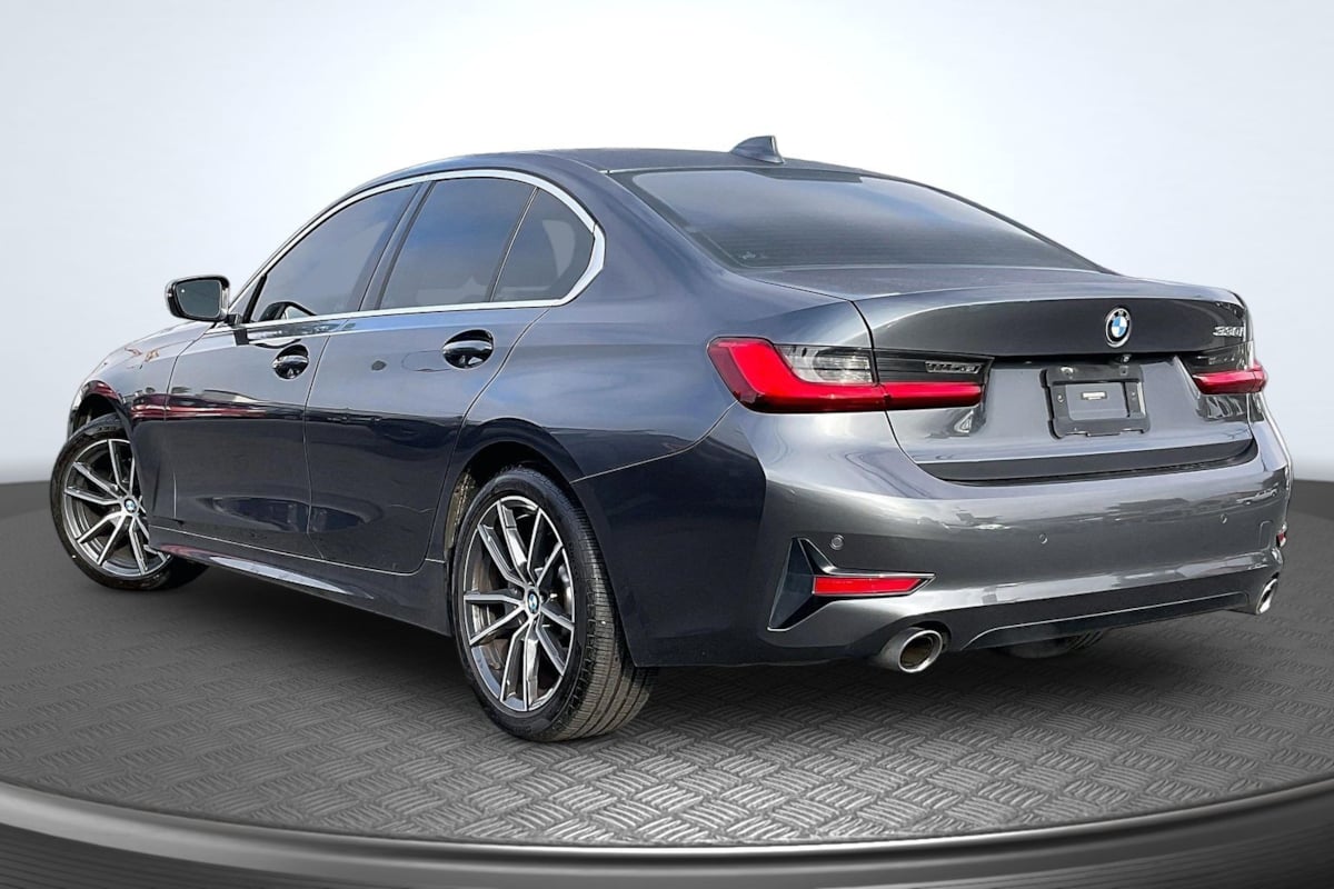 BMW 3 Series photo 2