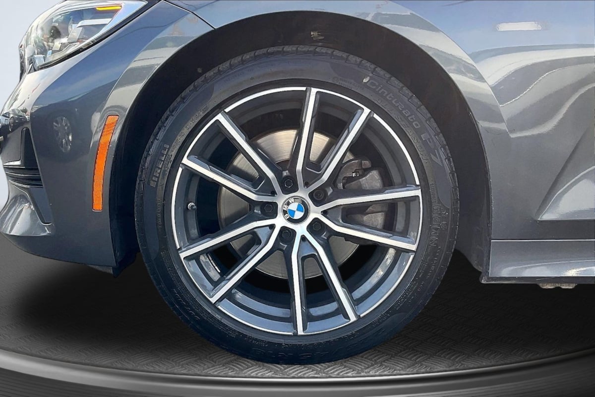BMW 3 Series photo 9