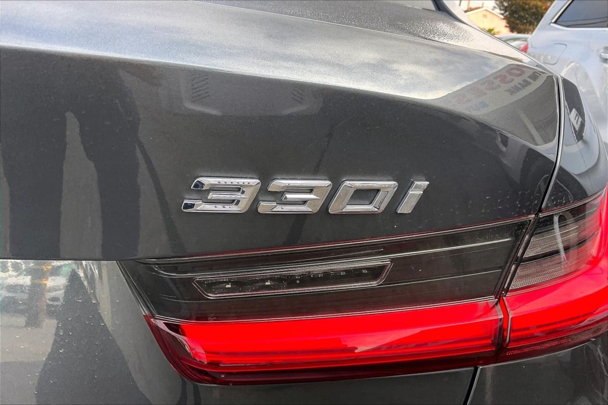 BMW 3 Series photo 8