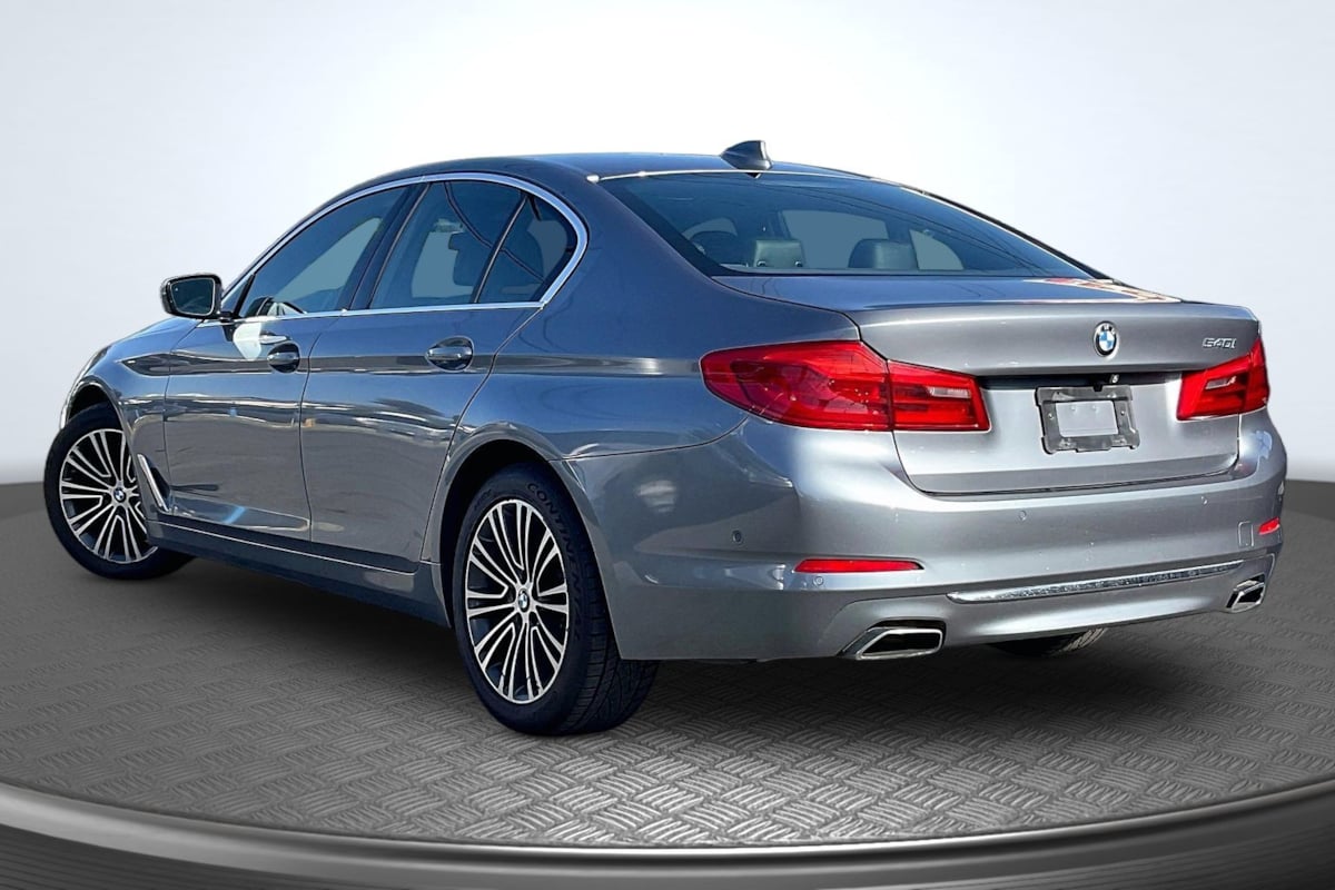 BMW 5 Series photo 2