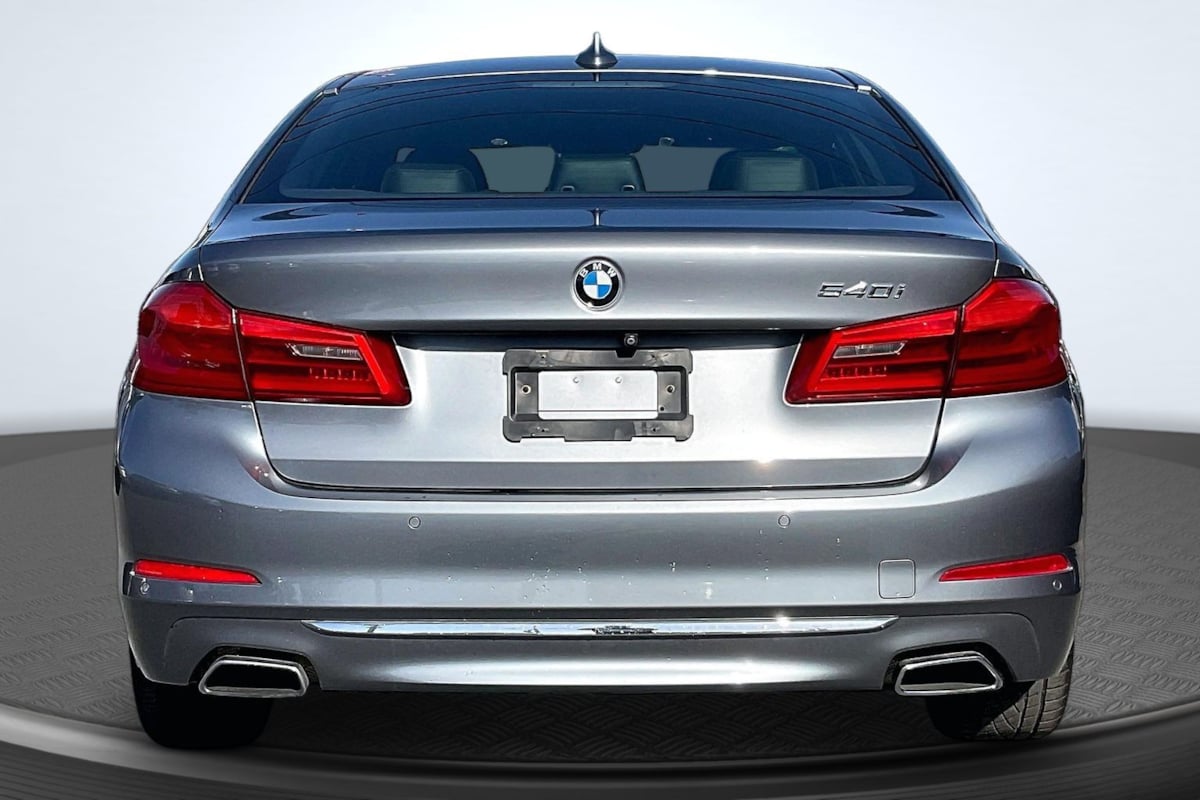 BMW 5 Series photo 4