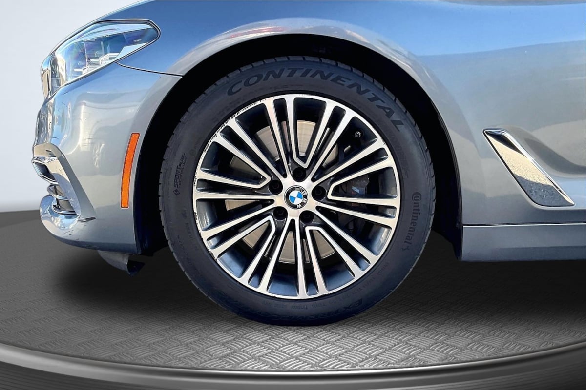 BMW 5 Series photo 9