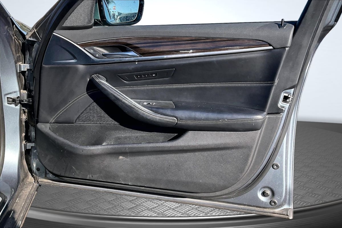BMW 5 Series photo 24