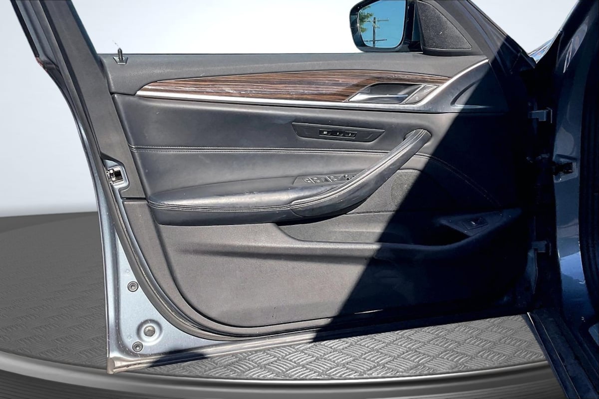 BMW 5 Series photo 23