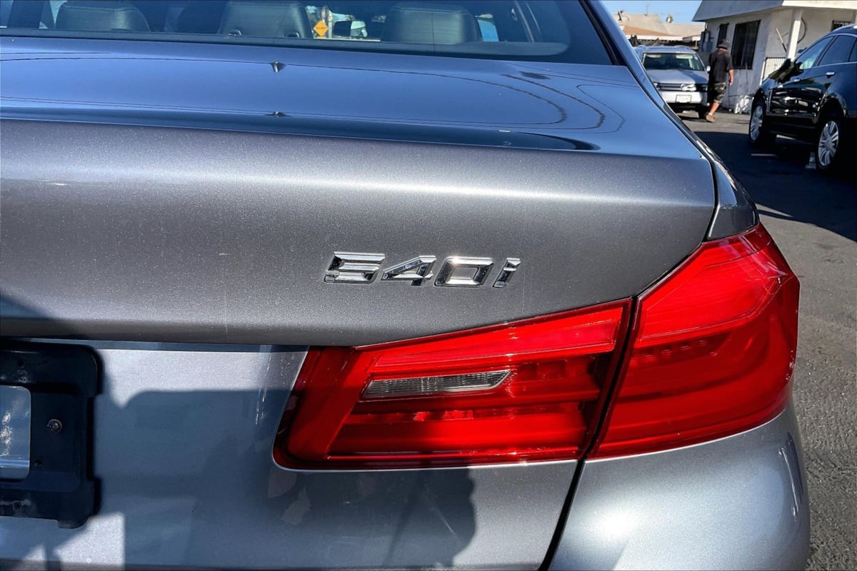BMW 5 Series photo 8