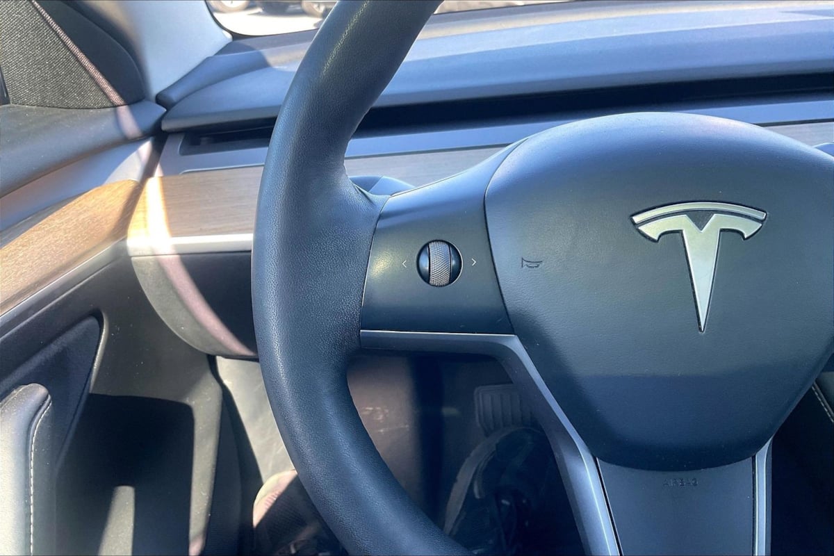 Tesla Model 3 photo 18