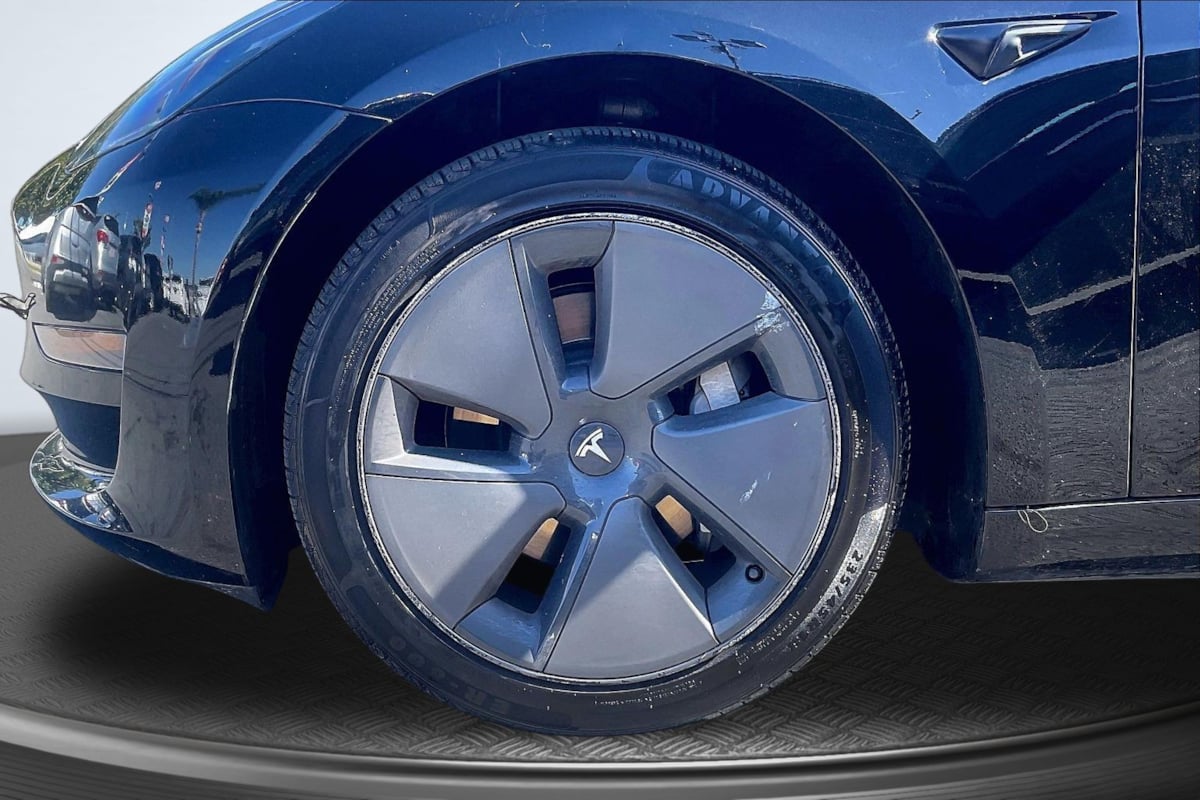 Tesla Model 3 photo 9