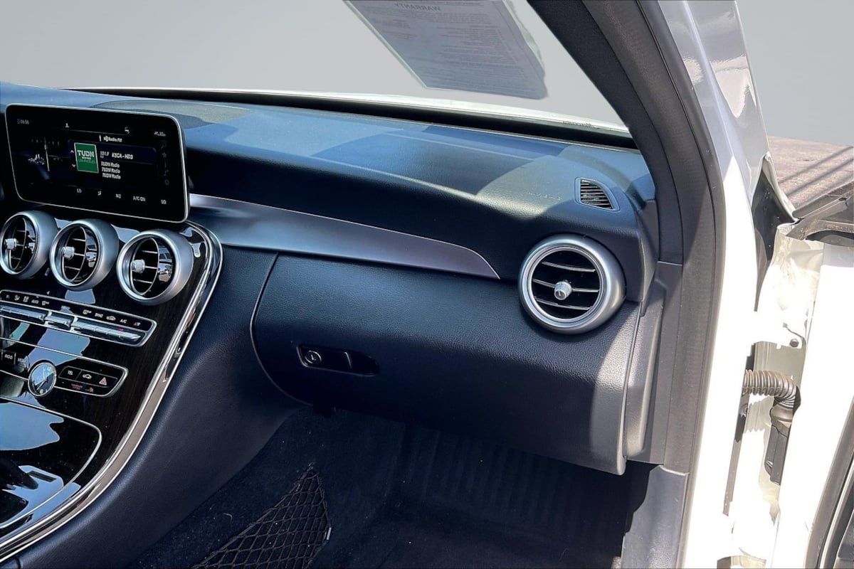 Mercedes-Benz C300 photo 17