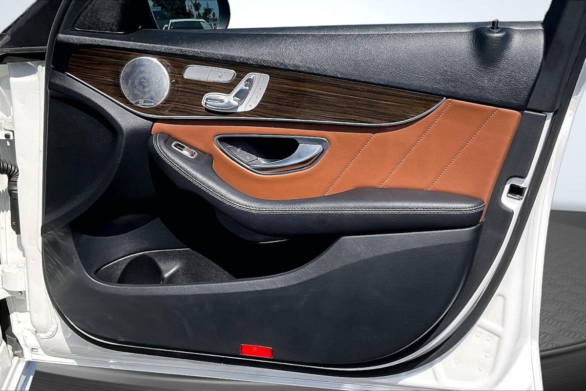 Mercedes-Benz C300 photo 24