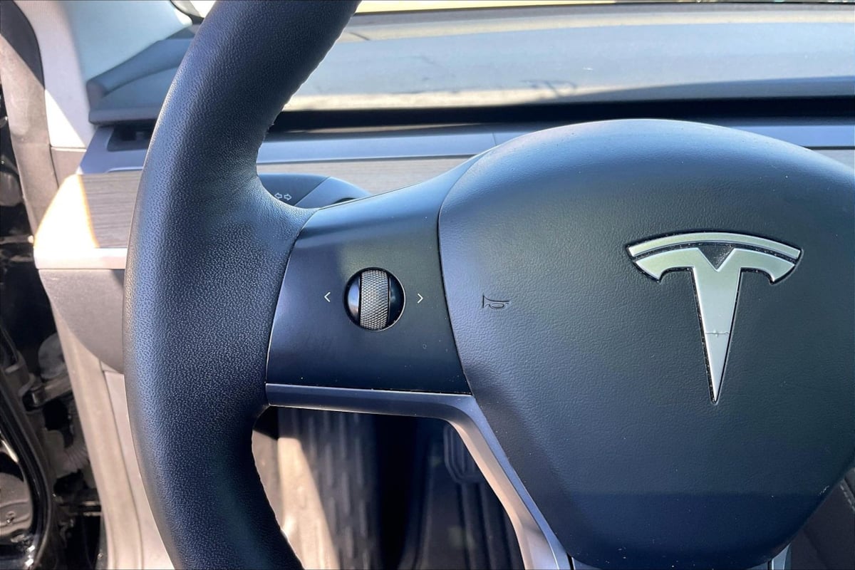 Tesla Model 3 photo 17